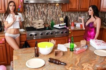 Проснувшись после вечеринки, девки не смогли найти аспирин и договорились отлизать друг дружке вместо обезбола