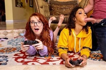 Увидел, что соседки лесбиянятся и влез со своим хуем