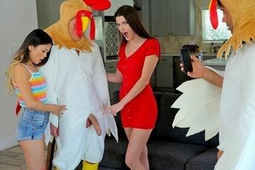 Брат согласился надеть костюм петуха при условии, что Фиона ему отсосет