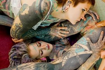 Познакомился с двумя татуированными телками и понял, что эти точно дадут в сракотан!