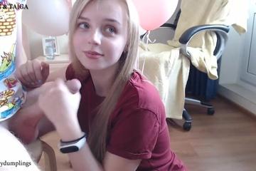 Голубоглазая блондиночка сидит на кортанах, пытаясь расшевелить хуй бойфренда