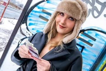 Дал студенточке бабосы и помог согреться