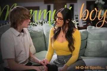 Мачеха дала полизать письку, чтоб научить вести себя с тёлкой