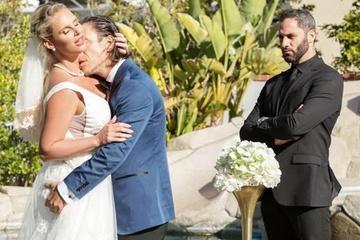 Блядовитость этой бабы поражает: трахнули с двойным проникновением прямо на свадьбе!