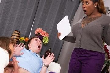 Подруга мачехи узнала, что мы регулярно ебемся и тоже захотела молодого хуйца