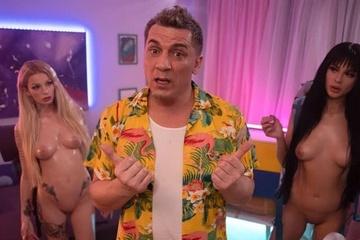 Владелец хостела в шоке из-за того, что приехали новые телки: он же еще предыдущих не трахнул!