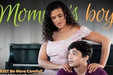 Мачеха нашла мою порнушку и решила доказать, что есть еще порох в пороховницах, а ягоды в ягодицах