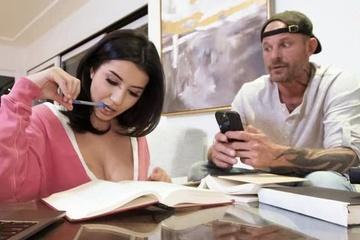 Хватит учиться! Экзамен ты все равно сдашь, а вот мои яйца скоро взорвутся