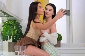 Подружки не нашли свободных мужиков и поняли, что нужно справляться подручными средствами