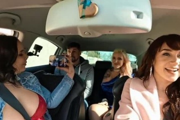 Три милфы поймали красивого парня и везут в неизвестном направлении