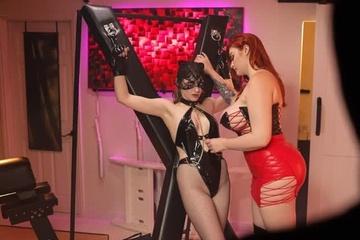 Рыжая жена привязывает любовницу к кресту перед ЖМЖ