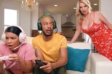 Черная девушка играет на приставке, пока негр трахает её белую мачеху