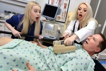 Пациент ебет докторшу и медсестру пока те ставят диагноз