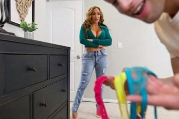 Мачеха просит помочь выбирать наряд для свидания и ебется с пасынком