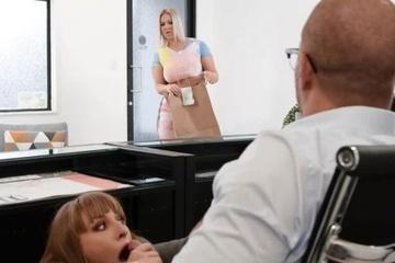 Пока босс не видит, мужик страстно ебет двух сотрудниц