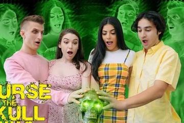 Друзья использую магию, склоняя сводных сестер к групповухе