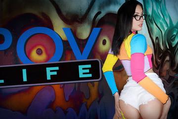 Телка в очках гуляет по заброшке и ебется с мужиком