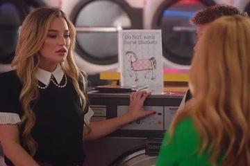 Развратная милфа в прачечной трахнулась с молодой парой