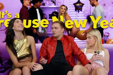 Три подруги на новый год занимаются сексом с одним парнем